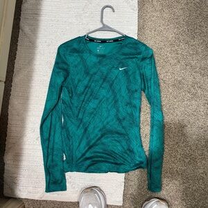 Nike Women's Green Patterned Long Sleeve Tee